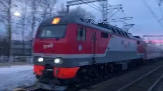 «Приветливая бригада» на ЭП2К-341 с поездом «Андрей Тульников» СПБ-Астрахань на станции «Славянка»