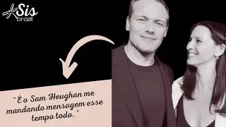 Sam Heughan atrapalha Caitríona Balfe em entrevista mandando mensagens de texto para ela.