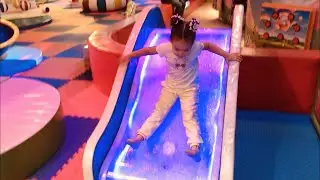 Гуляем в трц с семьей. Огромный ксилофон. Широкая горка центр игр, лего. Настольный хоккей для детей