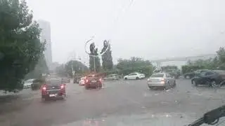 ливень в Саратове,тонут машины.