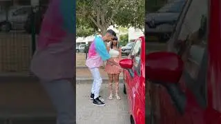 היא הפליצה באוטוווווו !!!!!!! חחחחחח אווירררר !!!
