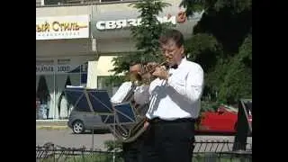 На площади Юности духовой оркестр