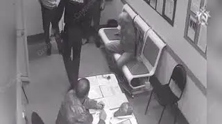 Мужчина напал на полицейских с топором после задержания