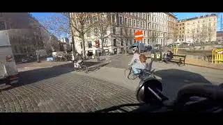 Tæt på højresvingsulykke, rundkørslen på Halmtorvet