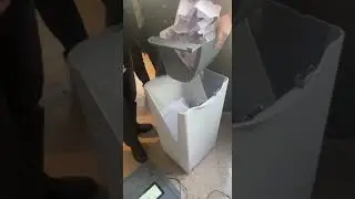 Выборы в парламент: на участке №5271 в Оше вскрывают АСУ и вытаскивают бюллетени