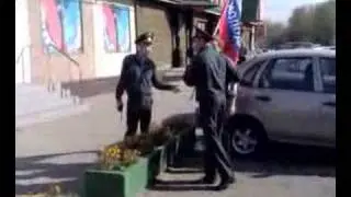 Активист "России молодой" общается с милицией