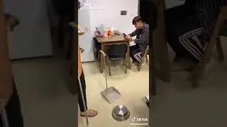 شاب صيني يعمل مقلب بأمه