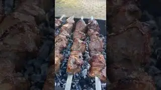 Шашлык. Шашлык из свинины. Мясо на мангале.