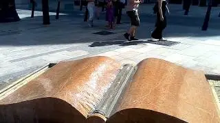 Фонтан в виде книги в Будапеште