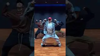 Dancer Kim Taehyung everyone👏🏻😭 V dances to #Smoke challenge 🔥