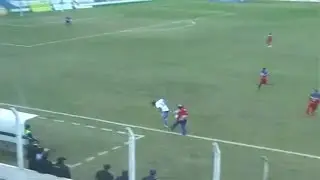 DT enloqueció por una falta no cobrada y pateó a un rival