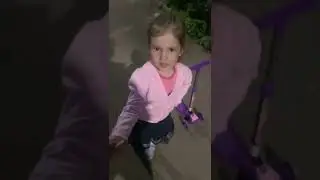 Алиса на самокате