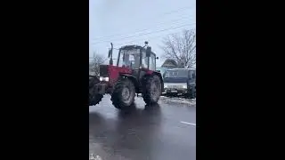 Трактор тащит КАМАЗ 