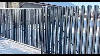 Откатные ворота и забор с металлоштакетником