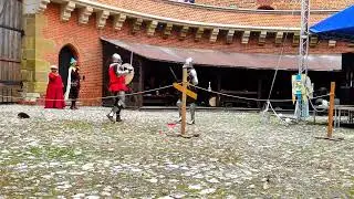 Рыцарский поединок во время фестиваля średniowiecze da się lubić в Кракове.