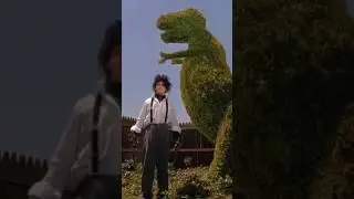 How does the snow in Edward Scissorhands reflect the protagonist's state?