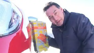 Vast zitten in de sneeuw