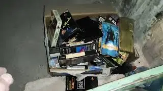 Ящик видеокассет у машинного помещения. Выброшенная эпоха