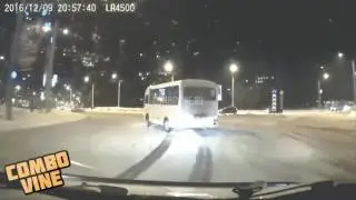 НАВАЛИВАЕТ НА АВТОБУСЕ