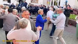 Любимый оркестр города Бреста и танцующие пары! Orchestra of the city of Brest and dancing couples!