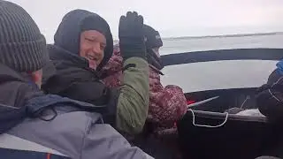 7 человек на лодке Братан с РМЗ 500- скорость 65 км.ч.