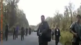 Вооруженная толпа боевиков перебегает дорогу в Луганской области  ВИДЕО   Горловка, Краматорск