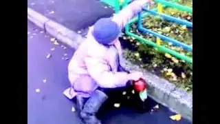 Докопался до бомжихи. Frazzling homeless.