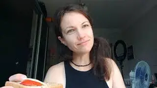 Просто їм бутерброди і щось розказую )
