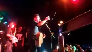 Cantor Bruno chama brasileiras de piranha durante show nos EUA