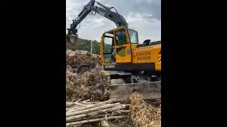 Wheeled excavators with grabber suitable for log sugarcane bamboo loading to the truck from the farm