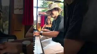 Clocks piano dans un restaurant avec une italienne magnifique