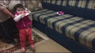bir çocuğun ilk adımı - ilk yürüme.