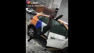 девушка на двери в шпагате