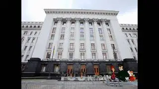 Доктор ливси идёт возле домов правительств разных стран