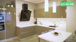 Современная кухня со столешницей  Ligron Tech и стеклянными стеновыми панелями