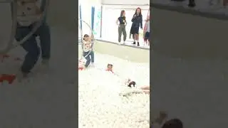Прыгаем и веселимся / ИГРЫ в сухом бассейне 