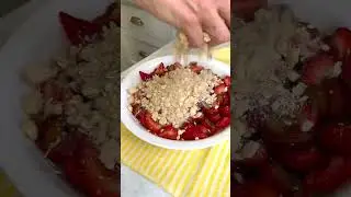 ♡Strawberry Rhubarb Crumble- Weelicious