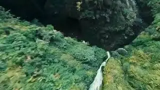 🏞️ Endonezya ormanlarında ustaca uçurulan bir dronun kaydettiği nefes kesen görüntüler