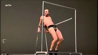 Страпоном по перекладине