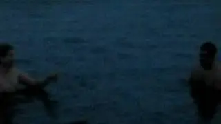 молодые голые мужики купаются в озере