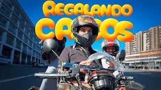 Regalando casco en plaza de las Américas
