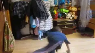 Виталик танцует под музыку с телефона Кристины