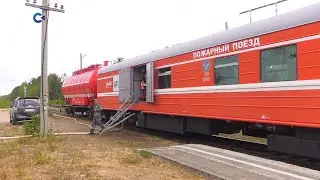 Пожарные поезда помогают в тушении огня у посёлка Найстенъярви
