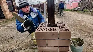 Показываю процесс кладки и расшивки кирпичного столба.