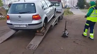 Выгрузка в Минске с эвакуатора Фольксваген Гольф без колеса