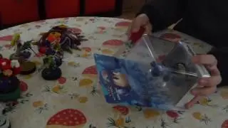 Opening an Amiibo without damaging the box.