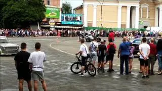 Гоночная Машина - видео - Виражи на площади