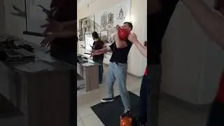 Простой парень жмет гирю 32 кг - Жим стоя гири