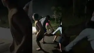 Bapack-bapack gak berhasil bermain Asu Gancet.. ada yang mau jatuh malah diketawain.. 😆😂