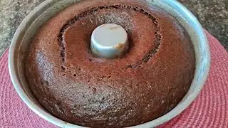 O MELHOR E MAIS FÁCIL BOLO DE CHOCOLATE | SEM OVOS, LEITE E MANTEIGA